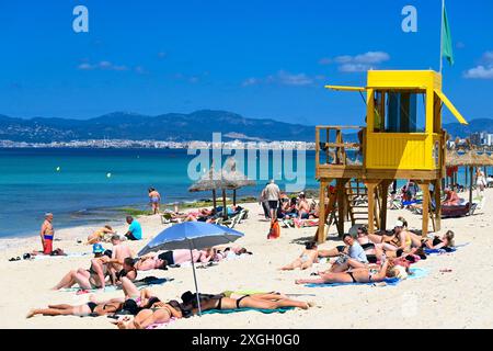 Station jaune de sauveteur par une chaude journée de mai (2024) dans la station balnéaire de El Arenal, Playa de Palma, Majorque, Espagne Banque D'Images