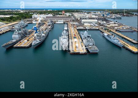 Une vue aérienne de navires de plusieurs Nations amarrés à la base conjointe Pearl Harbor-Hickam, Hawaï, pendant l'exercice Rim of the Pacific (RIMPAC) 2024, juillet Banque D'Images