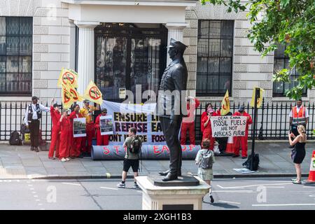 Des manifestants protestent contre le gazoduc EACOP en face de l'ambassade de Chine à Portland place, Londres. Banque D'Images