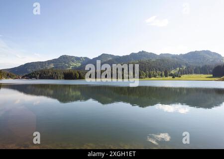 Lac Spitzingsee, montagne Brecherspitze en été Bavière, Allemagne Banque D'Images