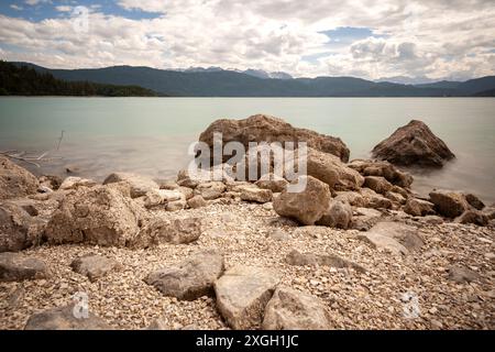 Vue sur le lac Walchensee en été, Bavière, Allemagne Banque D'Images