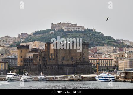 Le port de Naples depuis la mer Banque D'Images