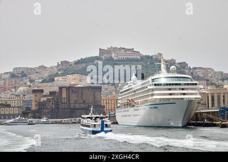 Le port de Naples depuis la mer Banque D'Images