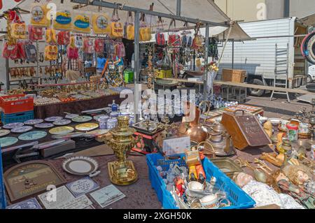 Amsterdam, pays-Bas - 16 mai 2018 : céramique pots assiettes vaisselle Knick Knack Vintage Retro Stuff souvenirs à vendre marché aux puces dans la vieille ville au soleil Banque D'Images