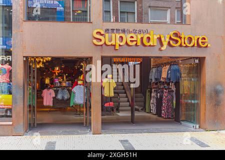 Amsterdam, pays-Bas - 18 mai 2018 : entrée au Superdry Store Modern Clothing au Kalverstraat Street City Centre. Banque D'Images