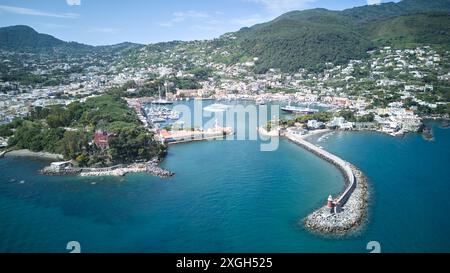 Le port d'Ischia est un centre maritime animé situé sur l'île d'Ischia, en Italie, célèbre pour son cadre côtier pittoresque et son importance historique Banque D'Images