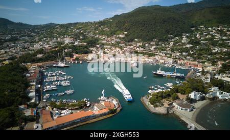 Le port d'Ischia est un centre maritime animé situé sur l'île d'Ischia, en Italie, célèbre pour son cadre côtier pittoresque et son importance historique Banque D'Images