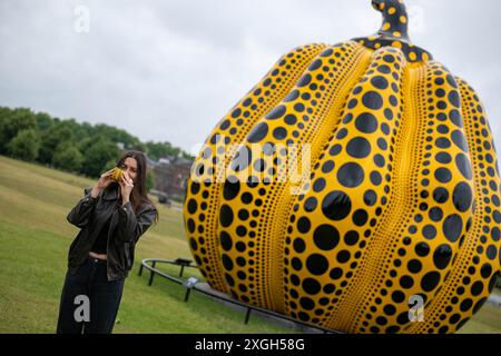 Londres, Royaume-Uni, le 9 juillet 2024, Une nouvelle sculpture à grande échelle de l'artiste japonais Yayoi Kusama a été dévoilée près de l'étang rond dans les jardins de Kensington. Il sera exposé jusqu'au 3 novembre 2024. C’est un retour à la Serpentine pour Kusama après une exposition rétrospective en 2000, Andrew Lalchan Photography/Alamy Live News Banque D'Images