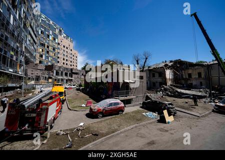 Kiev, ville de Kiev, Ukraine. 9 juillet 2024. Des travailleurs nettoyant les débris à l'hôpital pour enfants Ohmatdyt détruit à Kiev après une attaque de missiles russes. (Crédit image : © Andreas Stroh/ZUMA Press Wire) USAGE ÉDITORIAL SEULEMENT! Non destiné à UN USAGE commercial ! Crédit : ZUMA Press, Inc/Alamy Live News Banque D'Images