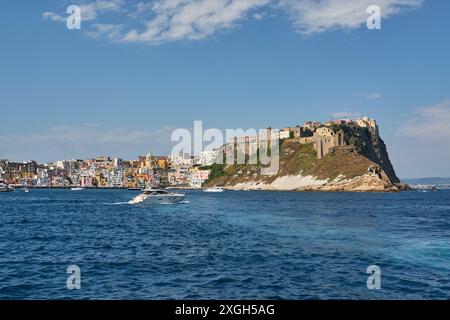 Procida est une île charmante dans la baie de Naples, en Italie, connue pour ses maisons vibrantes aux couleurs pastel et ses ports pittoresques. Banque D'Images