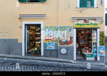 Une boutique locale à Ischia, Italie avec une belle fresque carrelée Banque D'Images