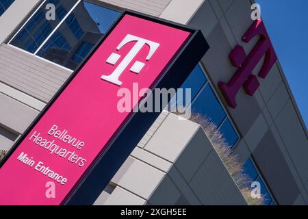 Un panneau portant le logo T-Mobile marque l'entrée principale du siège social de T-Mobile Bellevue à Bellevue, Washington, le 6 juillet 2024. (Photo de Nate Koppelman/Sipa USA) Banque D'Images