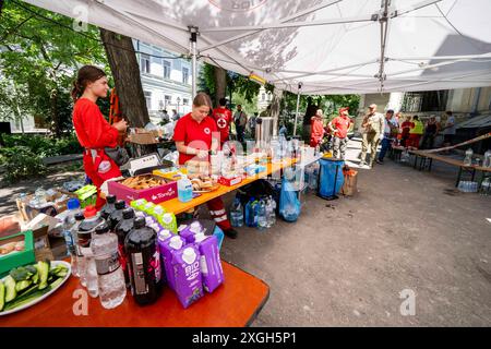 Kiev, ville de Kiev, Ukraine. 9 juillet 2024. Des travailleurs de la Croix-Rouge ont aidé à l'hôpital pour enfants Ohmatdyt détruit à Kiev après une attaque de missiles russes. (Crédit image : © Andreas Stroh/ZUMA Press Wire) USAGE ÉDITORIAL SEULEMENT! Non destiné à UN USAGE commercial ! Crédit : ZUMA Press, Inc/Alamy Live News Banque D'Images