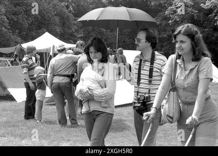 Personnes à un événement extérieur dans le Maryland, États-Unis, 1982 Banque D'Images