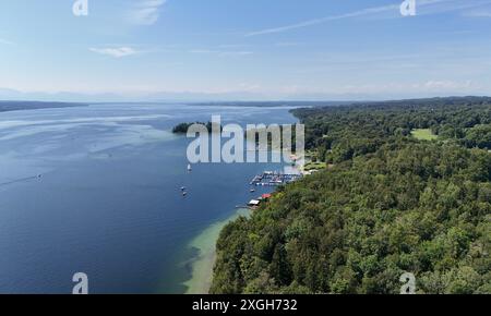 Possenhofen, Bayern, Deutschland 09. Juillet 2024 : Ein Sommertag BEI Possenhofen Landkreis Starnberg. Hier der Blick per Drohne auf den Starnberger See mit der Roseninsel, im Hintergrund im Dunst die Alpenkette, Seefläche, Wasserfläche *** Possenhofen, Bavière, Allemagne 09 juillet 2024 Une journée d'été près de Possenhofen, district de Starnberg ici la vue par drone du lac Starnberg avec l'île Rose, en arrière-plan dans la brume la chaîne alpine, la surface du lac, la surface de l'eau Banque D'Images