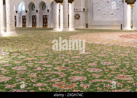 Abu Dhabi, eau - 4 janvier 2024 : L'intérieur de la Grande mosquée respire la sérénité et la splendeur. Banque D'Images