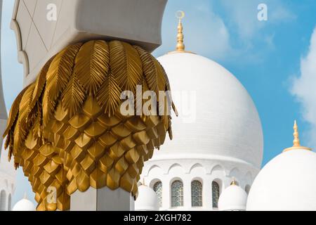 Abu Dhabi, eau - 4 janvier 2024 : détail de palmier doré à la mosquée Sheikh Zayed. Banque D'Images