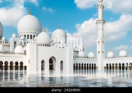 Abu Dhabi, eau - 4 janvier 2024 : vue sereine de la Grande Mosquée Sheikh Zayed. Banque D'Images