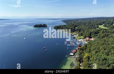 Possenhofen, Bayern, Deutschland 09. Juillet 2024 : Ein Sommertag BEI Possenhofen Landkreis Starnberg. Hier der Blick per Drohne auf den Starnberger See mit der Roseninsel, im Hintergrund im Dunst die Alpenkette, Seefläche, Wasserfläche *** Possenhofen, Bavière, Allemagne 09 juillet 2024 Une journée d'été près de Possenhofen, district de Starnberg ici la vue par drone du lac Starnberg avec l'île Rose, en arrière-plan dans la brume la chaîne alpine, la surface du lac, la surface de l'eau Banque D'Images