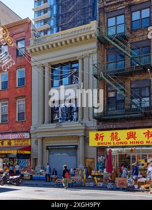 NYC Chinatown : une caserne de pompiers volontaires, Quarters Engine Company 9, au 55 East Broadway, convertie à un usage commercial. Banque D'Images