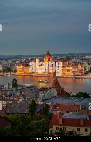 Budapest, Hongrie. Vue sur le château de Buda et le Parlement Banque D'Images