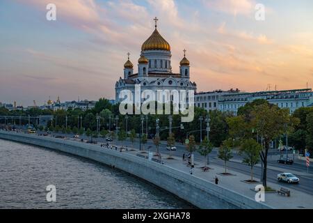 MOSCOU, RUSSIE - 17 AOÛT 2022 : Cathédrale du Christ Sauveur dans le paysage de la ville un soir d'août Banque D'Images