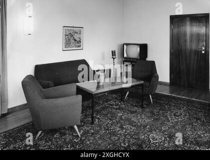 Ameublement, chambres, salle de séjour avec suite rembourrée, Allemagne, années 1950, AUTORISATION-DROITS-SUPPLÉMENTAIRES-INFO-NON-DISPONIBLE Banque D'Images