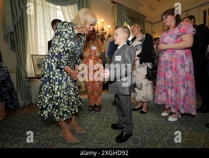 La reine Camilla rencontre Jayden Lowndes, championne de l'alphabétisation de 10 ans, de Stoke-on-Trent, alors qu'elle accueille des bénévoles et des auteurs communautaires à Clarence House, au centre de Londres, pour célébrer le 30e anniversaire de l'organisme de bienfaisance du National Literacy Trust. Date de la photo : mardi 9 juillet 2024. Banque D'Images