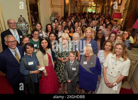 La Reine Camilla (au centre de l'avant) accueille des bénévoles et des auteurs communautaires à Clarence House, au centre de Londres, pour célébrer le 30e anniversaire de l'organisme de bienfaisance du National Literacy Trust. Date de la photo : mardi 9 juillet 2024. Banque D'Images