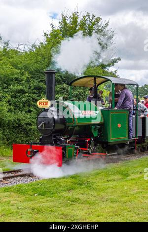 Moteur à vapeur à voie étroite Bagnall 'Pixie' officiellement propriété du révérend Teddy Boston de Cadeby lors d'une charte photo au Richmond Light Railway. Banque D'Images