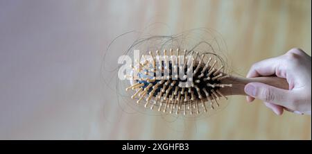 Sérieux, inquiet jeune femme asiatique, fille tenant peigne, montrer sa brosse à cheveux avec un problème de cheveux de longue perte après le brossage, les cheveux tombent problème. Santé CA Banque D'Images