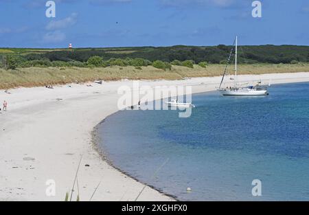 Le sable blanc de la plage par en dessous de Higher Town sur l'île de St Martin dans l'archipel des îles Scilly. Paix et tranquillité avec bleu clair Banque D'Images