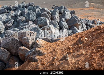 Des pierres pour construire le mur autour du nouveau vignoble et un sol pour y pousser. Détail du matériel prêt pour une nouvelle usine. La Florida, Lanzarote, Îles Canaries Banque D'Images