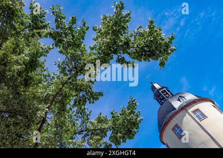 Sommer in der Stadt. Der Dicke Turm am Unteren Schloss. Der Himmel ist blau mit leichter Bewoelkung Bewölkung. Unteres Schloss AM 09.07.2024 à Siegen/Deutschland. *** L'été dans la ville la tour de graisse au Château inférieur le ciel est bleu avec des nuages légers Château inférieur le 09 07 2024 à Siegen Allemagne Banque D'Images