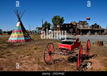 FORÊT DE KAIBAB /RULAR AMERICA /ARIZONA/USA/ 10- SEPTEBER 2019 /affichage traditionnel des tipis amérindiens au parc national de double Eagle trading Co iKaibab . (Photo..Francis Dean / DeanPictures). Banque D'Images