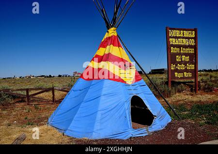 FORÊT DE KAIBAB /RULAR AMERICA /ARIZONA/USA/ 10- SEPTEBER 2019 /affichage traditionnel des tipis amérindiens au parc national de double Eagle trading Co iKaibab . (Photo..Francis Dean / DeanPictures). Banque D'Images