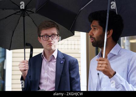 Le Dr Robert Laurenson (à gauche), co-président du comité des médecins en formation de la British Medical Association, et Vivek Trivedi (à droite), co-président du comité des médecins en formation, s'adressent aux médias après avoir quitté le ministère de la santé dans le centre de Londres, après une réunion avec le secrétaire à la santé Wes Streeting pour discuter de leur différend salarial. Date de la photo : mardi 9 juillet 2024. Banque D'Images