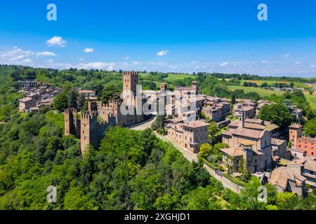 Vue aérienne du château médiéval et de la ville de Castell'Arquato au printemps. Vallée d'Arda, Emilie-Romagne, Italie, Europe. Banque D'Images