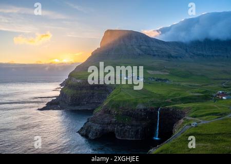 Vue aérienne de la cascade de Mulafossur avec le petit village de Gasadalur. Île de Vagar, Îles Féroé, Danemark, Europe. Banque D'Images