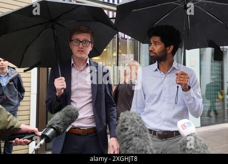 Le Dr Robert Laurenson (à gauche), co-président du comité des médecins en formation de la British Medical Association, et Vivek Trivedi (à droite), co-président du comité des médecins en formation, s'adressent aux médias après avoir quitté le ministère de la santé dans le centre de Londres, après une réunion avec le secrétaire à la santé Wes Streeting pour discuter de leur différend salarial. Date de la photo : mardi 9 juillet 2024. Banque D'Images