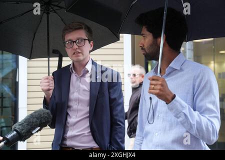 Le Dr Robert Laurenson (à gauche), co-président du comité des médecins en formation de la British Medical Association, et Vivek Trivedi (à droite), co-président du comité des médecins en formation, s'adressent aux médias après avoir quitté le ministère de la santé dans le centre de Londres, après une réunion avec le secrétaire à la santé Wes Streeting pour discuter de leur différend salarial. Date de la photo : mardi 9 juillet 2024. Banque D'Images