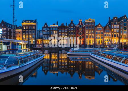 Paysage de Damrak à Amsterdam, Néerlandais. Les maisons situées directement sur l'eau Banque D'Images