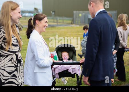 Le Prince de Galles, Royal Honorary Air Commodore, RAF Valley, parle au public lors d'une visite à la base aérienne de la RAF Valley à Anglesey, pour la première fois depuis qu'il a assumé le rôle du roi Charles III date de la photo : mardi 9 juillet 2024. Banque D'Images