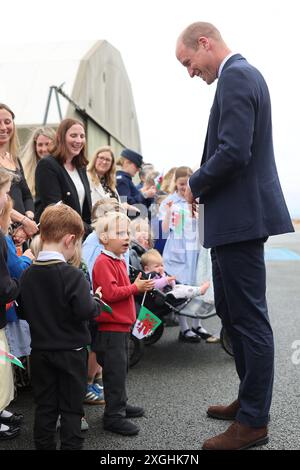 Le Prince de Galles, Royal Honorary Air Commodore, RAF Valley, parle au public lors d'une visite à la base aérienne de la RAF Valley à Anglesey, pour la première fois depuis qu'il a assumé le rôle du roi Charles III date de la photo : mardi 9 juillet 2024. Banque D'Images