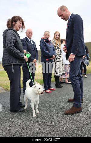 Le Prince de Galles, Royal Honorary Air Commodore, RAF Valley, parle au public lors d'une visite à la base aérienne de la RAF Valley à Anglesey, pour la première fois depuis qu'il a assumé le rôle du roi Charles III date de la photo : mardi 9 juillet 2024. Banque D'Images