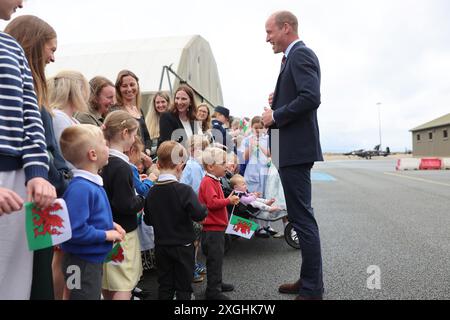 Le Prince de Galles, Royal Honorary Air Commodore, RAF Valley, parle au public lors d'une visite à la base aérienne de la RAF Valley à Anglesey, pour la première fois depuis qu'il a assumé le rôle du roi Charles III date de la photo : mardi 9 juillet 2024. Banque D'Images