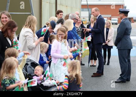 Le Prince de Galles, Royal Honorary Air Commodore, RAF Valley, parle au public lors d'une visite à la base aérienne de la RAF Valley à Anglesey, pour la première fois depuis qu'il a assumé le rôle du roi Charles III date de la photo : mardi 9 juillet 2024. Banque D'Images