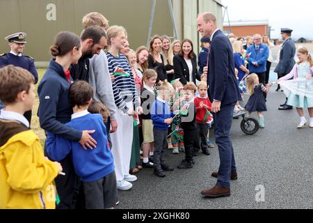 Le Prince de Galles, Royal Honorary Air Commodore, RAF Valley, parle au public lors d'une visite à la base aérienne de la RAF Valley à Anglesey, pour la première fois depuis qu'il a assumé le rôle du roi Charles III date de la photo : mardi 9 juillet 2024. Banque D'Images