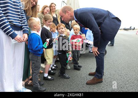 Le Prince de Galles, Royal Honorary Air Commodore, RAF Valley, parle au public lors d'une visite à la base aérienne de la RAF Valley à Anglesey, pour la première fois depuis qu'il a assumé le rôle du roi Charles III date de la photo : mardi 9 juillet 2024. Banque D'Images