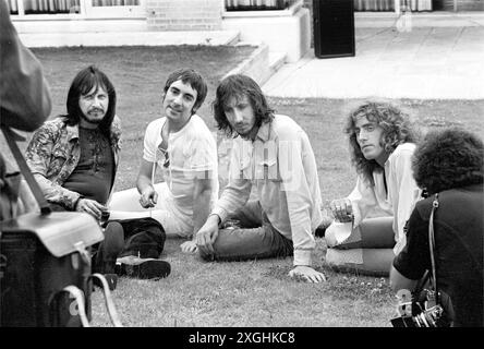 The Who a posé lors d'un appel à la presse pour la soirée de lancement de l'album 'Who's Next' à Surrey, Angleterre, le 15 juillet 1971 l-R John Entwistle, Keith Moon, Pete Townshend, Roger Daltrey Banque D'Images